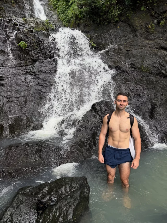 Dump Bali 2025 🌴
J’ai ne poste jamais mes vacances sur mon compte pro, mais là je pense que certaines photos valent d’être vu 🤩
J’ai un métier que je ne changerais pour rien au monde, mais il faut savoir, de temps à autre, déconnecter pour garder cette flamme qui m’anime chaque jour.
Bali fût encore une superbe découverte pour nous. 
2 ans que nous partons en Asie et nous ne sommes jamais déçu. 
La gentillesse et la générosité des gens 
Les paysages incroyables
La « slow life » qu’on adore 
Les massages à foison 
Les fresh coconut à la plage 
Les grab bike bien sur 
La vie à bas prix (faut se le dire)
Les randonnées magnifiques en pleine nuit 
Les nasi goreng matin midi soir 
La culture indonésienne tout simplement 
Bref, voilà le résumé de nos vacances 🫶🏻
#bali #indonesia #holiday #life #relaxing