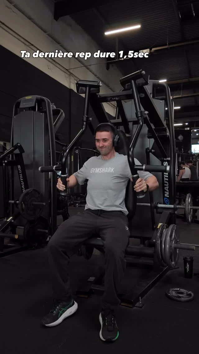 Ils veulent tous le physique mais sans l’intensité..
Je vois encore beaucoup trop de séries où la dernière répétition a la même vitesse d’exécution que la première.
Pour une personne débutante, c’est excusable..
Après un an de pratique, j’estime que t’es censé savoir te pousser à l’échec. 
Je te montre ici à quoi devrait ressembler ta dernière répétitions sur chaque série. 
Attention, intensité, ne veut pas dire dégradé son mouvement. 
Donc concentration maximale, on pense à tout (posture, amplitude, tempo) et on s’arrache 🫵🏻
COACHING EN DM ! 🤝🏻
#intensité #giveeverything #progression #musculation #basicfitchampniers