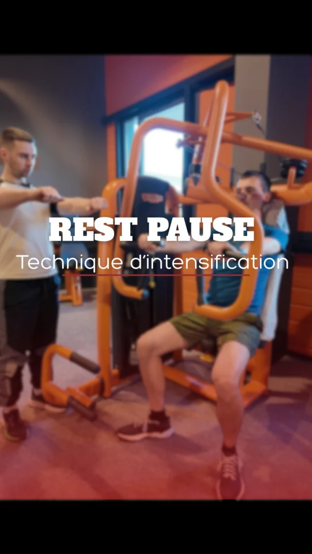 Je t’explique le REST PAUSE ! 
👉🏻 Tu fais ta série à l’échec, tu prends 20 secondes de repos puis tu reprends ta série avec la même charge en essayant de faire un maximum de répétitions 
💡 Cette technique n’est pas à utiliser n’importe où et n’importe comment : 
- elle est plus facile à mettre en place sur des mouvements stables comme des machines par exemple
- je te conseille de l’utiliser sur les dernières séries de ton exercice pour éviter d’accumuler trop de fatigue 
- utilise le rest pause seulement sur des blocs spécifiques de 4 à 6 semaines par exemple ou lorsque tu n’as très peu de temps pour t’entraîner
🎯 L’intérêt de cette technique est seulement d’augmenter l’intensité de ton exercice via l’augmentation du volume d’entraînement et donc stimuler encore plus l’hypertrophie musculaire 
Abonne-toi : @alexcrosnier_coaching 🤝🏻
#tips #restpause #entrainement #basicfitchampniers #intensité