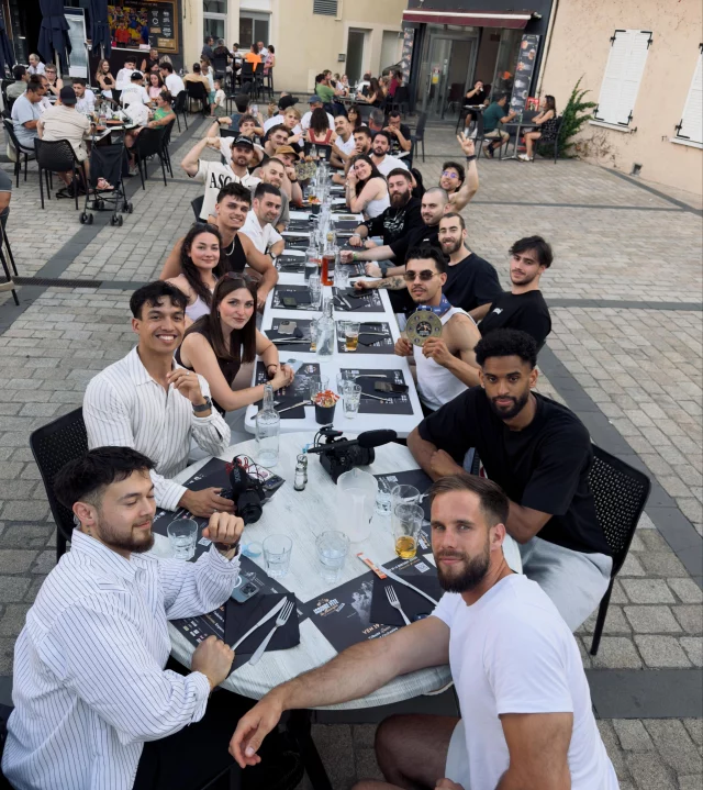 Issoire NPC Colonnes d’Hercule 2026 🥇
Rencontre avec tous les gars de la team ce week-end et le boss @cappe.coaching 💎
Des victoires, des rires, de l’enrichissement personnel et professionnel. Bref 2 jours au top qui booste pour la suite. 
On apprend jamais mieux qu’en étant au cœur de l’action. C’était mon premier déplacement avec la team et sûrement pas le dernier. 
Merci pour tout ! Les gars vous nous avez régalé sur scène, c’était incroyable ! 
Théo, merci pour les discussions et les connaissances qui valent de l’or ! ☕️
#win #bodybuilding #natty #pintepeche