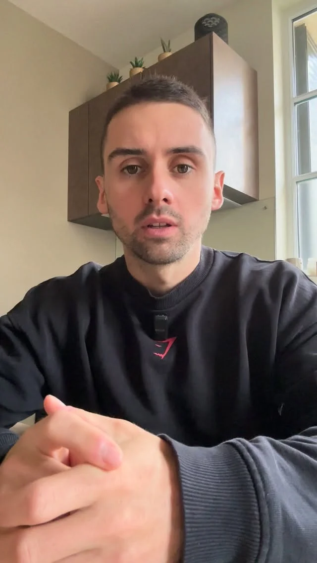 Pour la majorité d’entre vous, vous avez une cage thoracique étroite 👆🏻
Décliner votre banc sur les patterns de développés et d’écartés, vous permettra d’optimiser la trajectoire des coudes. Grâce à ça vous aurez un meilleur recrutement de vos pectoraux, moins de tensions dans les épaules et du coup une meilleure progression. 
J’ai testé la version couché sans décliner. Au final j’ai commencé à avoir des tensions aux coudes et aux épaules. J’ai du interrompre ma prise de masse pour les laisser au repos. 
Alors oui c’est désagréable de régresser en charge au départ. Mais les gains derrière en valent la peine ! 
-
Infos et demandes de coaching en DM 📲
-
#coaching #tips #fitness #bodybuilding #mass